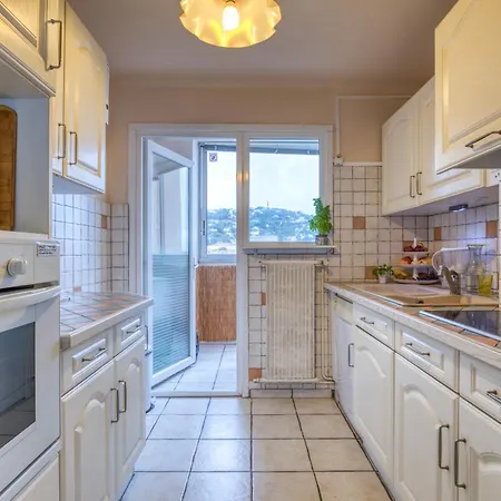 F4 Traversant, 75m2 Avec Garages *