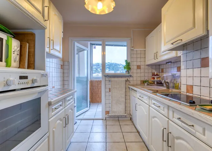 F4 Traversant, 75m2 Avec Garages *